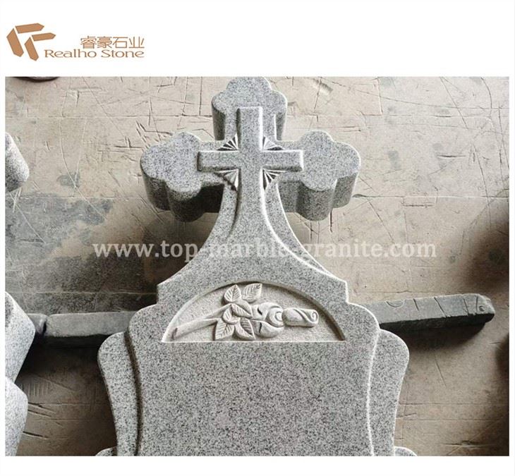 قبر کے پتھر کے لیے گلاب کے پھول کے ساتھ ہیڈ اسٹون یادگار